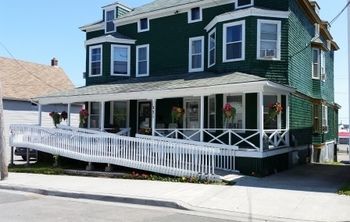 At The Harbourfront B & B นอร์ทซิดนีย์ ภายนอก รูปภาพ